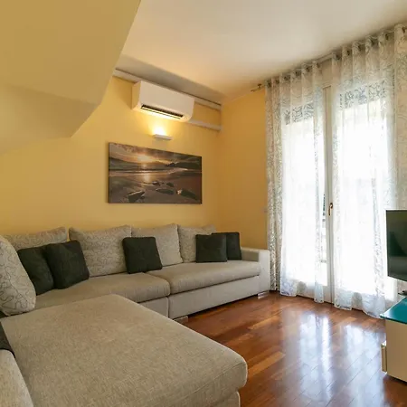 Mamma Ciccia - Casa Laura Elegant & Spacious Apartment Mandello del Lario